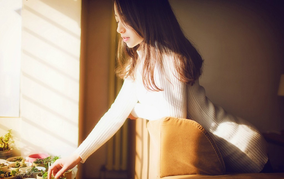 若要结婚，就嫁给一个视你如宝贝的男人，他会宽容你的小毛病，原谅你的不周到;他能照顾你，仿佛你是他的小妹妹;他能溺爱你，仿佛你是他的小宠物;他能赶走你偶尔冒出来的坏情绪，他能抱着你睡觉，给你做枕头，冬天不嫌你冷，夏天不嫌你热。